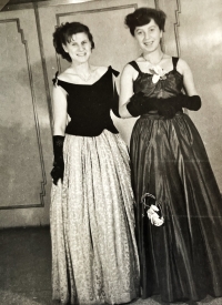 S kamarádkou na plese v Lucerně, 50. léta 20. století