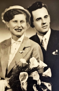 Eva a Miloš Drašnarovi na svatební fotografii, duben 1956
