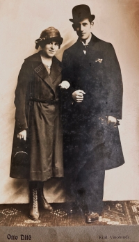 Svatební fotografie rodičů Františky a Karla Kocourkových, říjen 1920