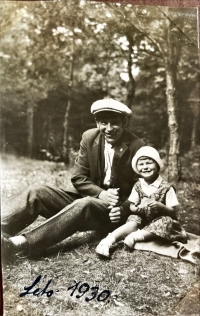 S tatínkem Karlem Kocourkem na výletě, 1930