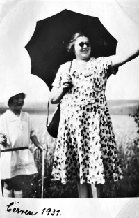 S maminkou Františkou Kocourkovou, 1931