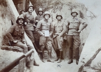 Otec pamětníka Emil Hamal v zákopech 1. sv. války (první zleva), 1917