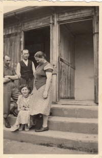 Tábor Hagenau - Magdalena s rodiči před barákem