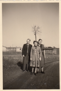 Camp Hagenau - Magdalena with her parents in front of the house