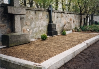 Pamětní kámen na hřbitově v Hroznětíně