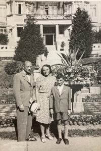 Jiří Hála with parents in the Luhačovice Spa after the war