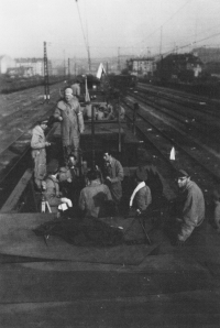 Karel Hubáček na obrněném vlaku z Rokycan do Prahy v květnu 1945 (dole uprostřed)