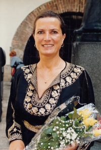 Pozdní promoce Ivany Hubáčkové v pražském Karolinu, 1992