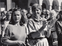 Ivana Hubáčková (vlevo) s kamarádkou při návštěvě prezidenta Václava Havla v Liberci, 1990