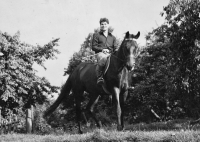 Ivan Hubáček na koni na chalupě v Neveklovicích v roce 1975