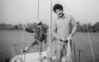 Ivan Hubáček s malým synem Petrem na jachtě v Příšovicích v roce 1985