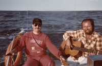 Ivan Hubáček (vlevo) na jachtě na Baltu v roce 1985 