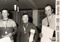 Mistrovství ČSSR v SZBZ (Svazarm závod branné zdatnosti) v roce 1980 - v Harrachově, zleva Karel Vrána (2. místo), Josef Libnar (1. místo) a Miroslav Bárta (3. místo)