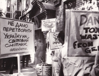 Акція Грінпіс-Україна проти ввезення в Україну токсичних відходів з Німеччини «Ні токсичним відходам». Київ, 1993 р.
