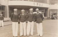 Manžel pamětnice Oldřich Stehlík (druhý zprava) se spolužáky z BŠP