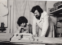 S manželkou Janou Peškovou při práci na modelu Českého Krumlova, 2. polovina 70. let