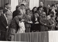 Dcera Anna Pešková s Václavem Havlem, na tribuně v Českém Krumlově, 1990