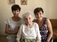 S neteří Miroslavou Ságlovou (vlevo) a dcerou Jarmilou Sejákovou (vpravo), 2013