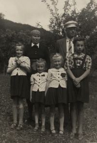 Božena a Julius Valdovi s dcerami Jarmilou, Vlastou, Milenou a jejich sestřenicí