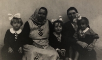 Jarmila Krupková (uprostřed) se sestrami Milenou a Jarmilou, maminkou Boženou a babičkou Boženou, 1936