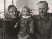 Vánoce roku 1940 – nejstarší z dětí Vránových Lenka s prarodiči Pacholíkovými