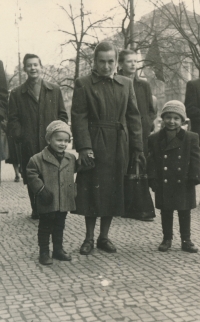 Jiří, Helena, Petr Závodští, Praha 1952–3