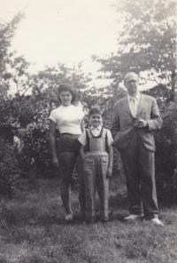 Ludmila Stáňová se svým bratrem Antonínem a otcem (Lety, 1952)