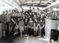 Oslava 50. narozenin s kolegy v práci, pamětník sedí uprostřed, r. 1988
