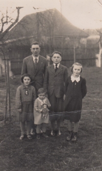 Sourozenci - zadní řada zleva František, Václav, Božena, první řada zleva Marie a Anna Lukešová, rok 1938