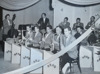 Vl. Hamal uprostřed saxofonové sekce přerovského orchestru Krab, 50. léta