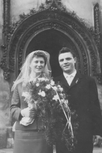 Svatba s manželkou Alenou Vávrovou (roz. Horovou) na Staroměstské radnici, 1963
