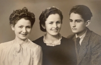 Vl. Hamal se sestrou Věrou a tetou Emílií v Přerově v době před maturitou, 1943