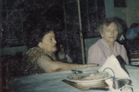 Matka Jany Živné Gertruda Juppová s přítelkyní z koncentračního tábora Annou Petráskovou (roz. Neumannovou), 1981