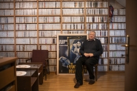 Vítězslav Tichý ve svém domě se svou filmovou sbírkou 22 000 filmů v roce 2023