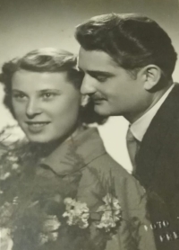 Detail ze svatební fotografie Vl. Hamala a manželky Evy, 1950