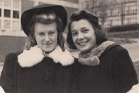 S kamarádkou Květuškou z Domašova z Baťovy školy práce