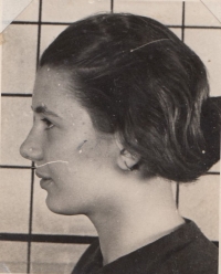 Fotografie patnáctileté pamětnice z legitimace z Baťových závodů