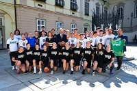 František Konvička při setkání s primátorkou Brna Markétou Vaňkovou, rok 2023, gratulace k 85. narozeninám. Oslavenec stojí uprostřed obklopen mladými basketbalovými nadějemi