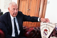 František Konvička při setkání s primátorkou Brna Markétou Vaňkovou, rok 2023, gratulace k 85. narozeninám. Ukazuje vlaječku soupeře basketbalistů Spartaku Brno, slavného Realu Madrid