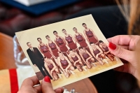 František Konvička na starém snímku Spartaku Brno druhý zleva, foto v prstech je ze setkání s primátorkou Brna Markétou Vaňkovou, rok 2023, gratulace k 85. narozeninám