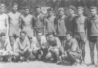 Tým dorostenců Třebíče kolem roku 1955, František Konvička stojí druhý zleva