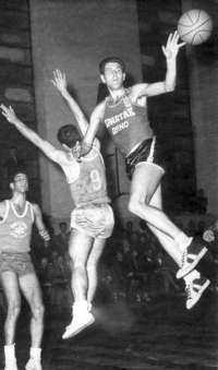 František Konvička v šedesátých letech dvacátého století v dresu Spartaku Brno (vpravo ve výskoku)