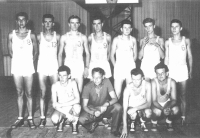 František Konvička v dresu Třebíče kolem roku 1955, stojí první zleva
