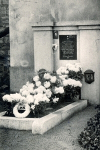 Hrob sestry pamětníka Boženky Košťálové na hřbitově na Levém Hradci