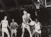 František Konvička (s míčem v ruce) v roce 1966 v dresu výběru Evropy proti Polákům v Krakově