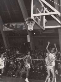 František Konvička (druhý zprava) v roce 1966 v dresu výběru Evropy proti Polákům v Krakově