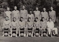 František Konvička (třetí zleva dole) v roce 1965 v družstvu Československa