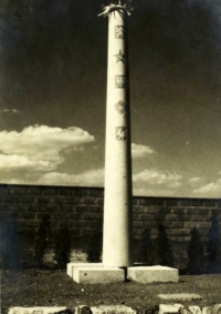 Obelisk na hřbitově na Levém Hradci k uctění památky zahynulých vězňů z 'vlaku smrti'