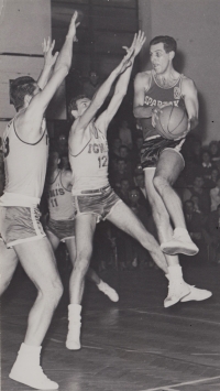 František Konvička ve výskoku v Poháru evropských mistrů v sezoně 1964/65. Soupeřem bylo italské Ignis Varese  