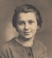 Pamětnice ve věku 15 let. Fotografie byla použita na legitimaci v Baťových závodech